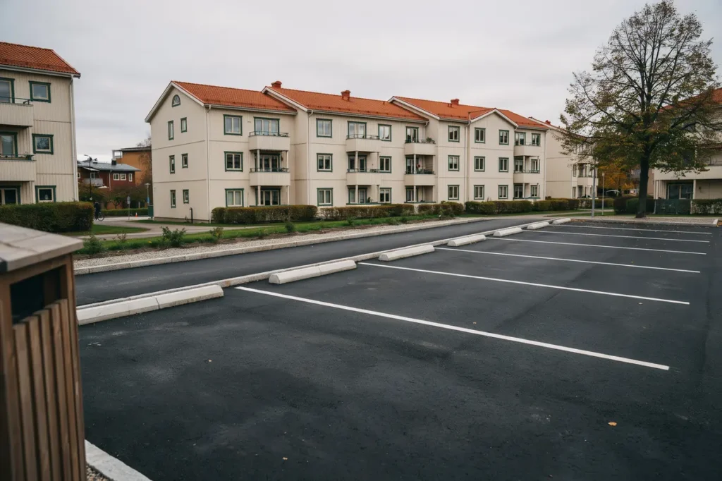 asfaltering av parkeringsyta och kantstensjustering i brandbergen