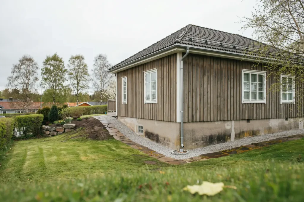 markniv er runt huset praktiska tips f r en torrare tomt och mindre underh ll